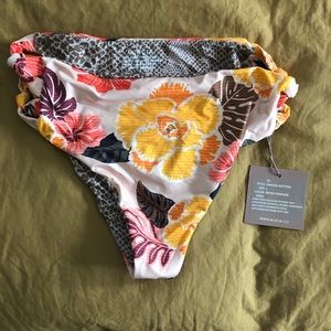 Acacia Waioka bottoms in Retro Paradise